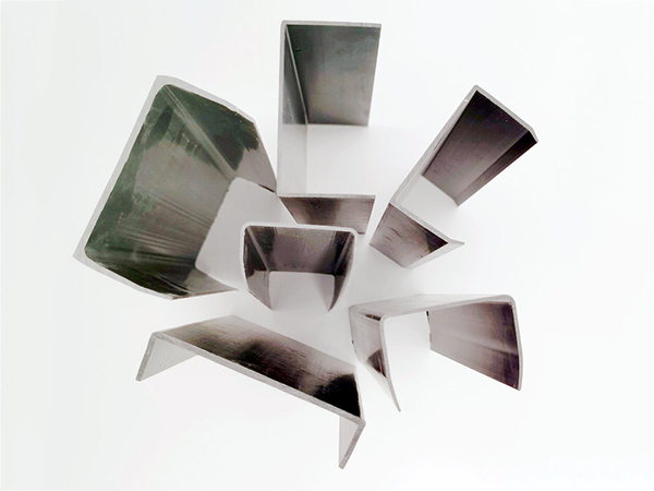 鋁合(he)金門窗防塵蓋(gai)